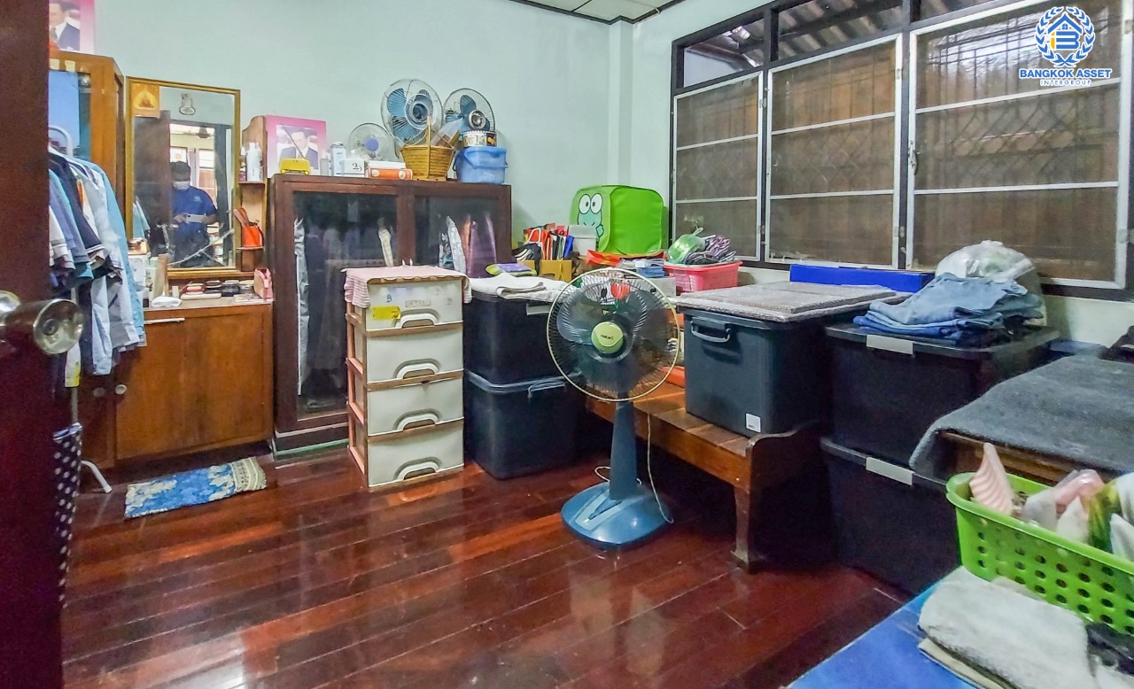 *****บ้านเดี่ยวมือสอง ซอยประชาอุทิศ 9  เนื้อที่กว้างขวางมากถึง 54 ตร.ว. ฟังก์ชัน 3 ห้องนอน 2 ห้องน้ำ ที่จอดรถ 2 คัน บนทำเลเดินทางสะดวก ใกล้รถไฟฟ้าสายสีน้ำเงิน "สถานีสถานีห้วยขวาง" และทางด่วน "กม.9"